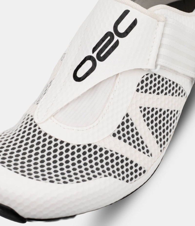 Close-up of white triathlon cycling shoe with breathable upper and O2C branding on white background